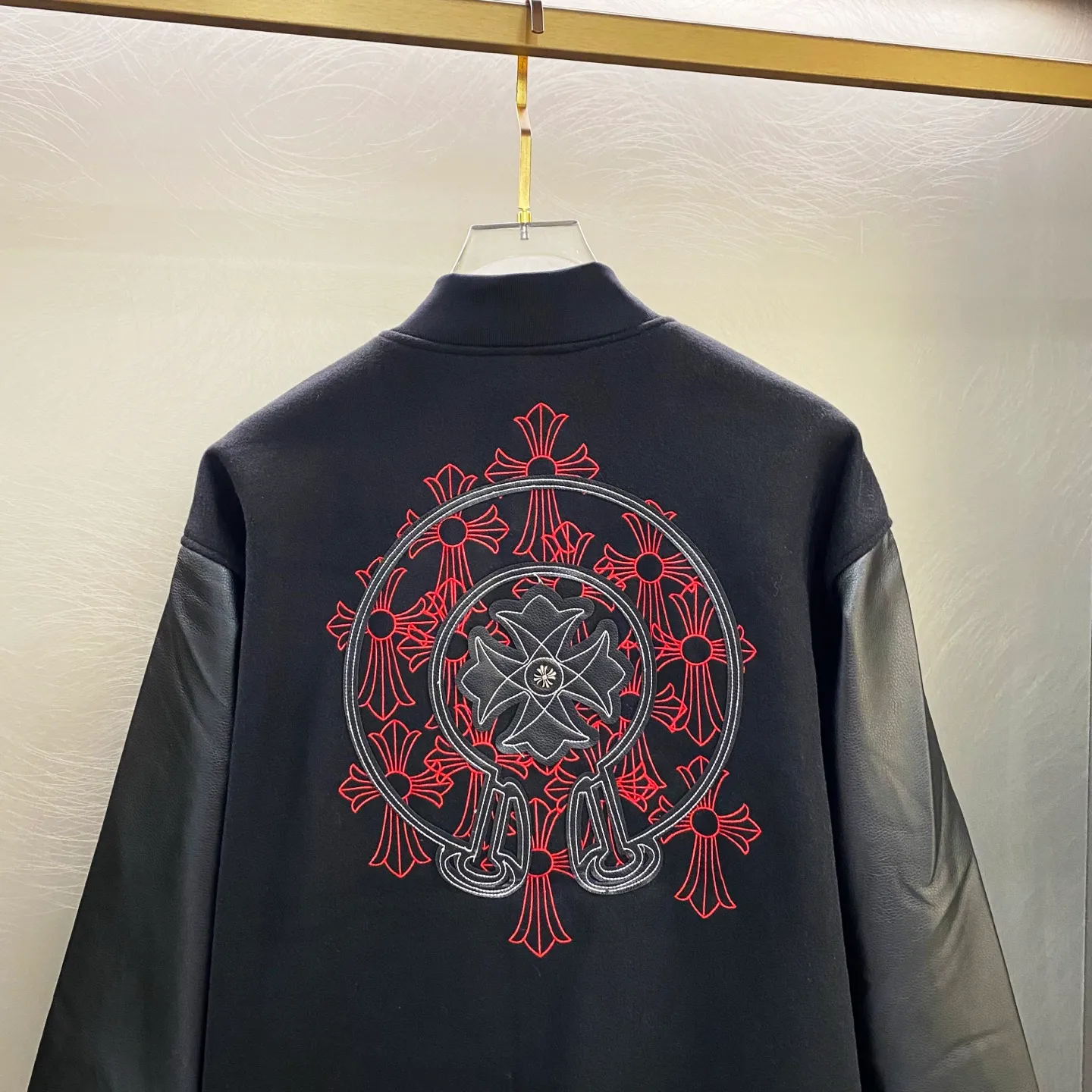 P410 Chromehearts New Crow Heart Horseshoe Cross Baseball Jacket Customized Woolen Fabric Spliced PU Leather Sleeves Heavy Design Exclusive Customized Cross Metal Decoration Full of Dark Style 🔥 Loose Fit Very Handsome for Men and Women Red Label Cross Size: S M L XL (176 145 wear M) S M L 75 77 Sleeve length 65 66 67 68 Shoulder width 54 55 56 57